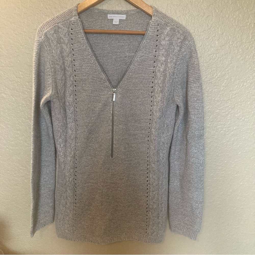 New York & Company Light Gray Knit Top Women’s size Small